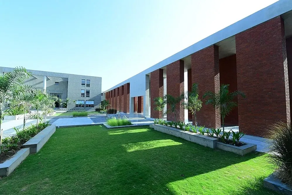 સુરતની પીપી સવાણી યુનિવસર્ટીમાં આદિવાસી વિદ્યાર્થીને કરાયો પ્રતાડિત, માર મારી, કારને કરાયું નુકશાન, ભોગ બનનાર છે ભાજપ નેતાનો પુત્ર 2 pp 13.jpg