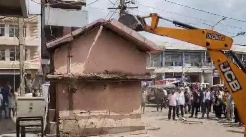 ગાંધીધામમાં મેગા ડિમોલિશન ડ્રાઈવ : સાઉથમાં જોરદાર કાર્યવાહી બાદ યુવા આઇ.એ.એસ. કમિશ્નરની હવે નોર્થમાં તવાઈ, 220 દબાણકારોને ફટકારાઈ નોટિસ 2 WhatsApp Image 2025 09 20 at 10.58.09 AM.jpeg