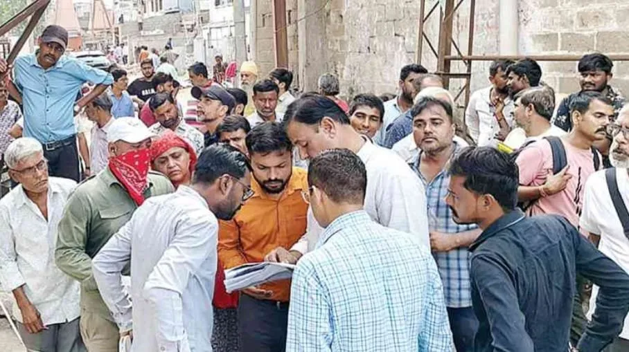 ગાંધીધામમાં મેગા ડિમોલિશન ડ્રાઈવ : સાઉથમાં જોરદાર કાર્યવાહી બાદ યુવા આઇ.એ.એસ. કમિશ્નરની હવે નોર્થમાં તવાઈ, 220 દબાણકારોને ફટકારાઈ નોટિસ 3 WhatsApp Image 2025 09 20 at 10.58.10 AM.jpeg