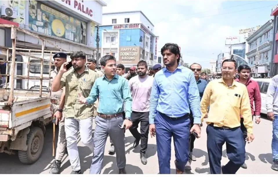 ગાંધીધામમાં મેગા ડિમોલિશન ડ્રાઈવ : સાઉથમાં જોરદાર કાર્યવાહી બાદ યુવા આઇ.એ.એસ. કમિશ્નરની હવે નોર્થમાં તવાઈ, 220 દબાણકારોને ફટકારાઈ નોટિસ 4 WhatsApp Image 2025 09 20 at 10.58.10 AM 1.jpeg