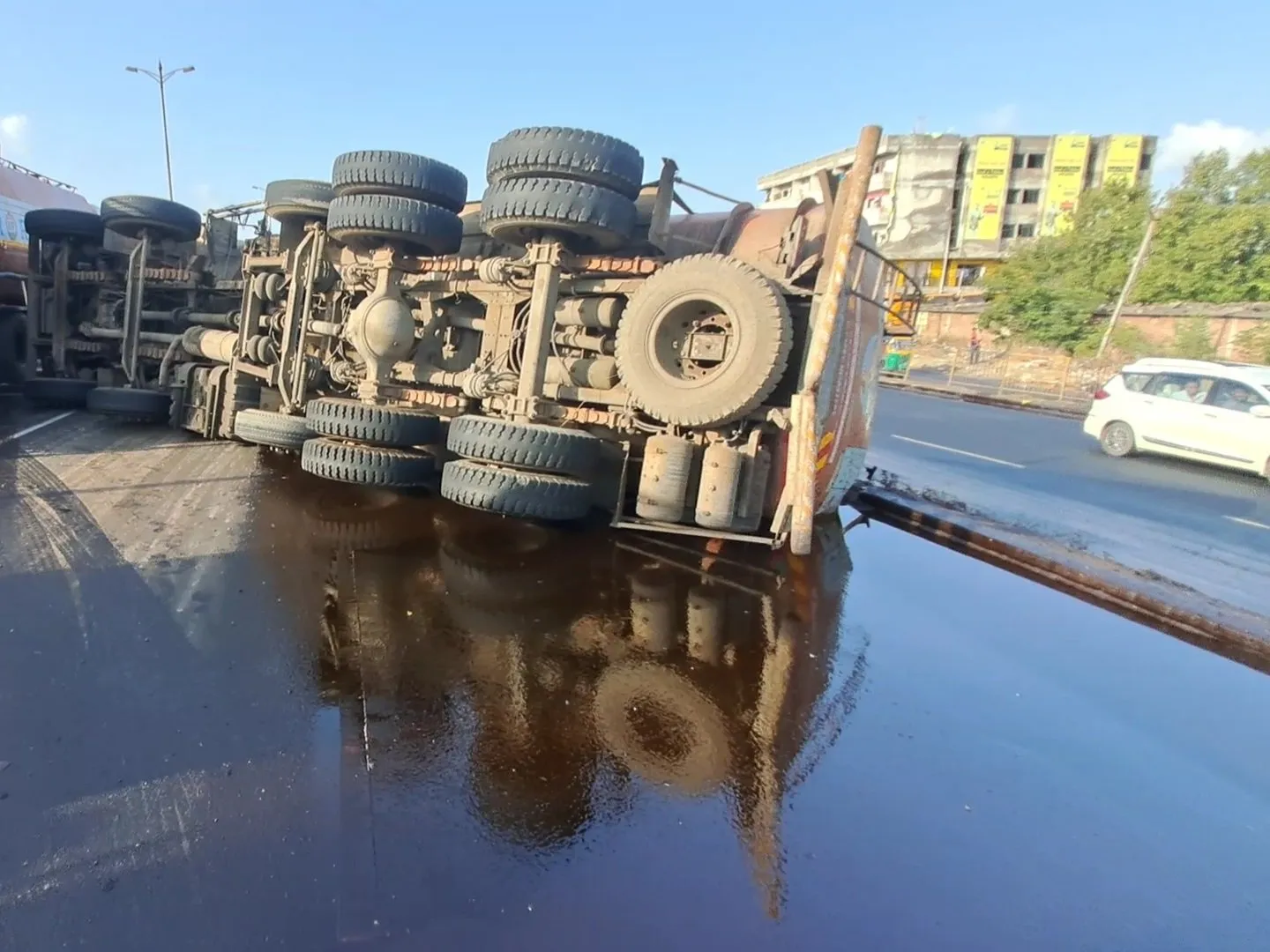 કંડલાથી કાચું સોયાબીન તેલ ભરીને ગાંધીનગર જતા ટેન્કરમાંથી ડ્રાઇવરે રૂ. ૩૩. ૩૮ લાખનું તેલ કાઢીને છેતરપિંડી આચરી 2 Tanker.jpg