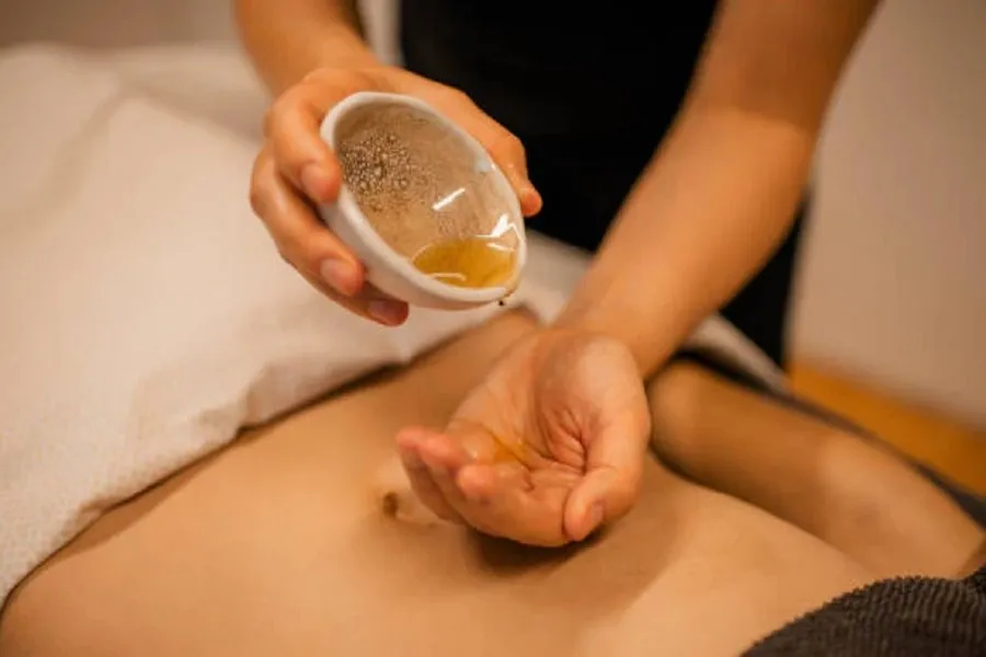 પ્રાચીન નાભિ ચિકિત્સાનો ટ્રેન્ડ: આયુર્વેદિક ઉપચાર કે સોશિયલ મીડિયાનો હાઇપ? 2 oil on navel.jpg