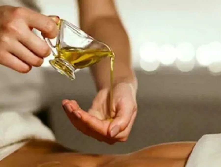 પ્રાચીન નાભિ ચિકિત્સાનો ટ્રેન્ડ: આયુર્વેદિક ઉપચાર કે સોશિયલ મીડિયાનો હાઇપ? 3 oil on navel.1.jpg