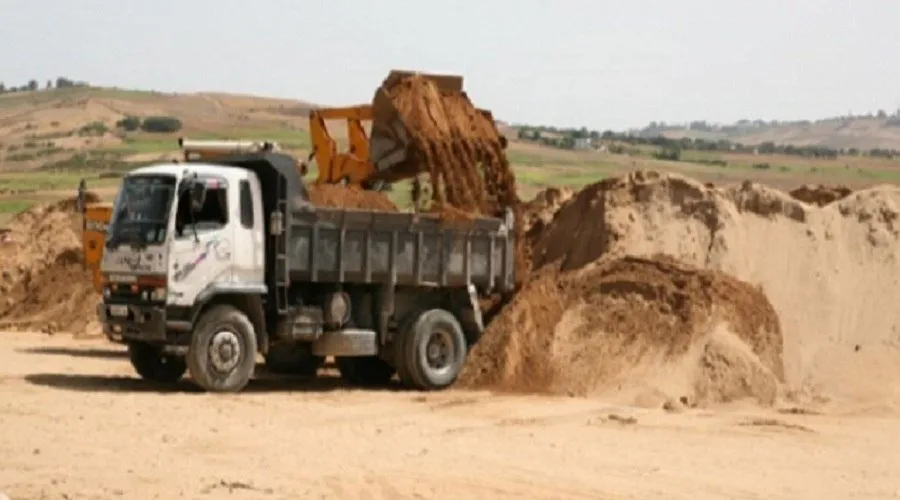 કચ્છ-ભૂજમાં મોટાપાયા પર બોક્સાઈટનું બેરોકટોક ખનન, ખનીજ માફિયાઓ બન્યા બેફામ, મોટા માથાઓની સંડોવણીની આશંકા 2