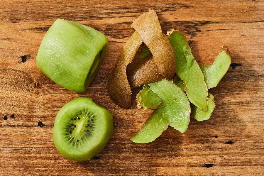 કબજિયાતમાં દવા નહિ! દિવસમાં માત્ર ૨ કીવી ખાઓ 2 kiwi.jpg