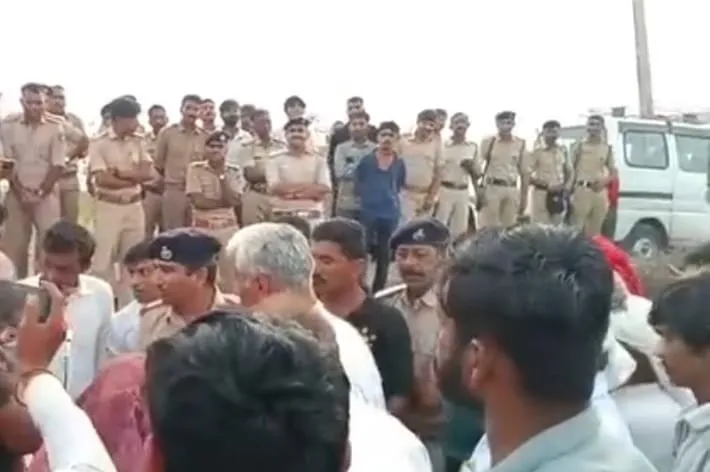 વાંઢિયામાં અદાણી કંપનીની વીજલાઇનનો વિરોધ કરતાં ૪૫ ખેડૂતોની પોલીસે અટક કરતાં મામલો ઉગ્ર બન્યો 2 WhatsApp Image 2025 09 26 at 10.33.11 AM.jpeg