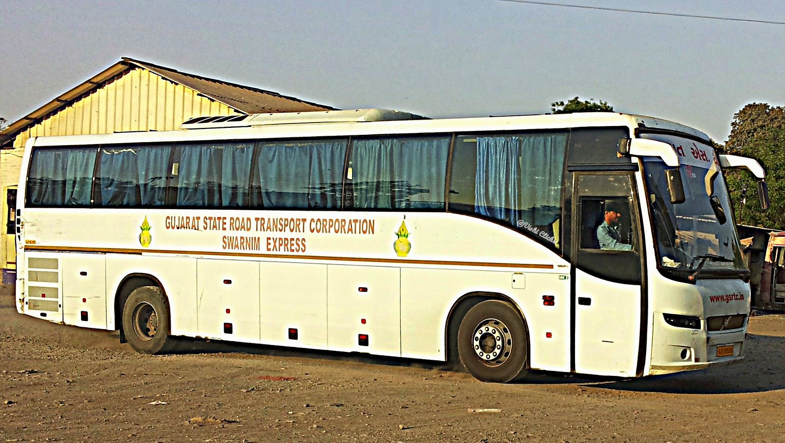 GSRTCનો મુસાફરો માટે ઐતિહાસિક નિર્ણય: દૈનિક પાસ યોજનામાં ભાડા રાહત વધારી 50% કરાઈ, લાખો અપડાઉકર્સને મોટો આર્થિક ફાયદો 2 gsrtc.1