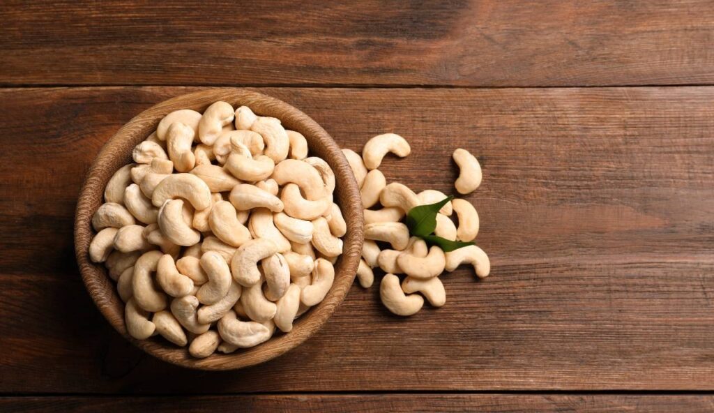 ઉનાળામાં ડ્રાયફ્રૂટ્સ ખાવા કે નહીં? જાણો બદામ અને કિસમિસ ખાવાની સાચી રીત. 3 cashew.1