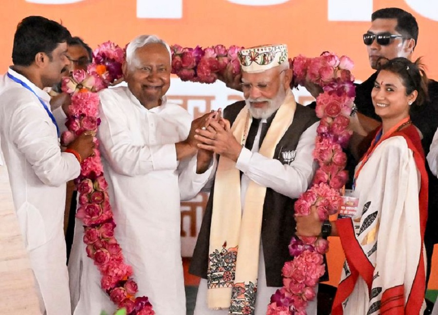 "હાથમાં લાઇટ છે તો ફાનસ શું કામનું?": સમસ્તીપુરથી PM મોદીનો RJDના 'લાલટેન' સિમ્બોલ પર સીધો પ્રહાર 3 pm modi2