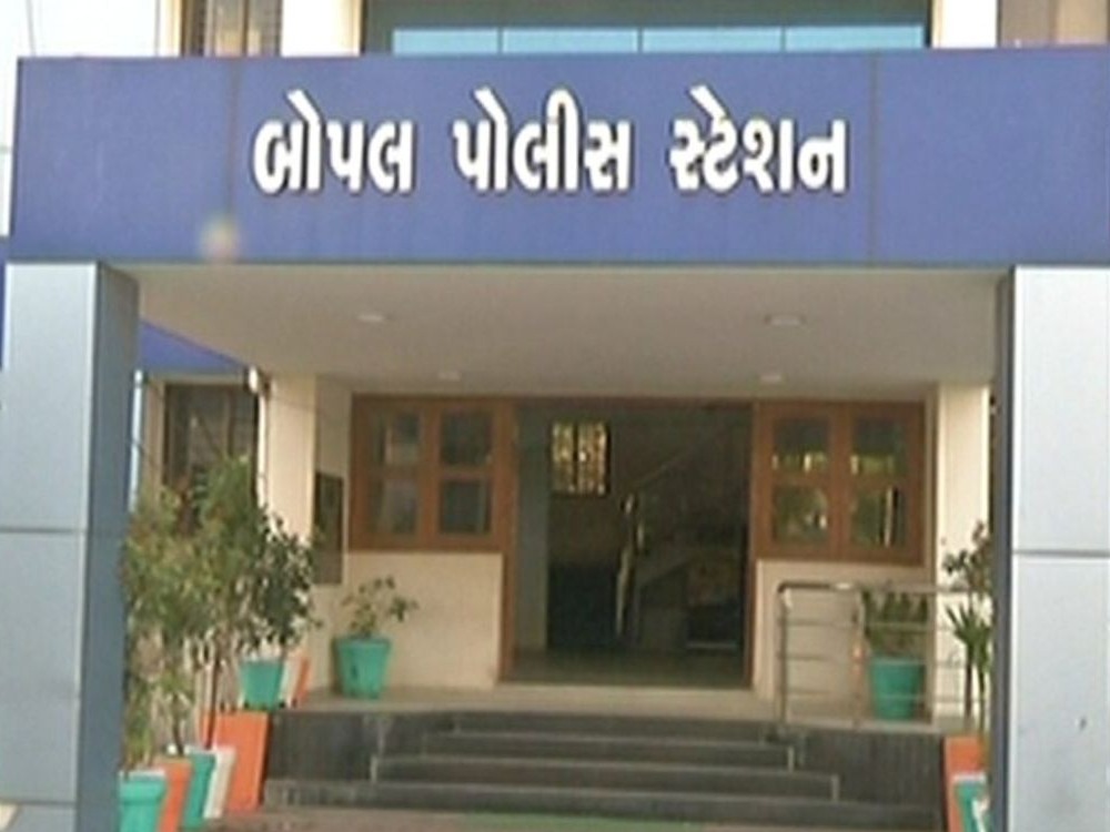 ગુજરાતમાં દારૂબંધીનું ઉલ્લંઘન, NRI અને વિદેશી નાગરિકો સહિત 15 લોકોની ધરપકડ 2 WhatsApp Image 2025 10 25 at 1.17.48 PM