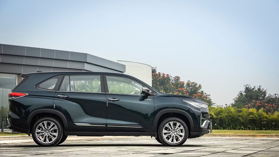 પરિવાર માટે શ્રેષ્ઠ છે Toyota Innova Hycross, GST કાપ પછી કિંમત આટલી થઈ, જાણો હરીફો વિશે 3 toyota innova hycross1
