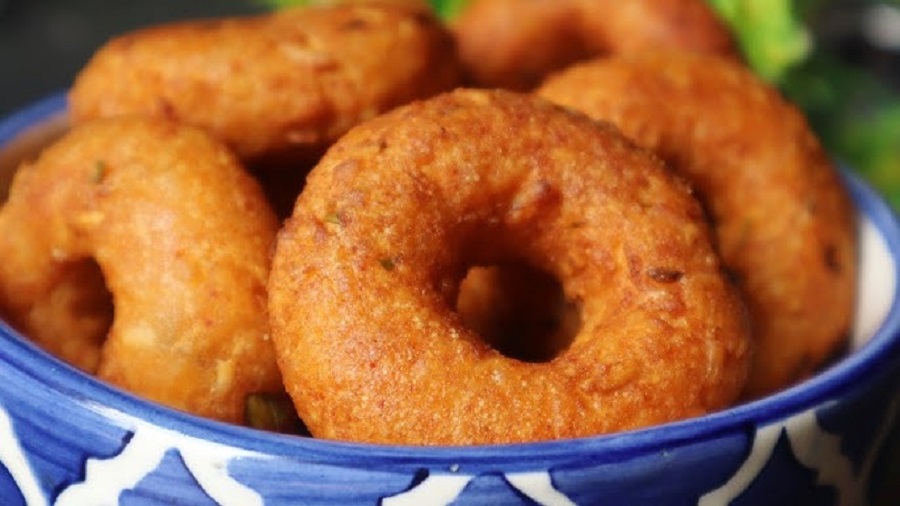 જોઇએ છે એક ક્રિસ્પી અને હેલ્ધી નાસ્તો? તો ગરમા-ગરમ પોહા વડાની આ રેસીપી એકવાર જરૂર ટ્રાય કરો! 2 instan poha mendu vada