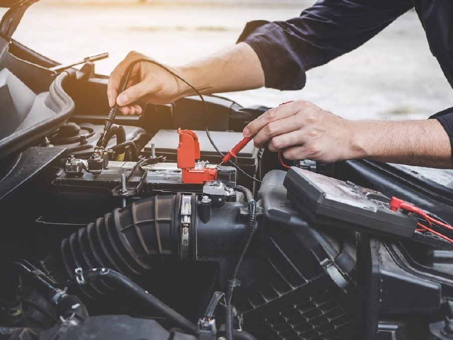 કારની બેટરી લાંબા સમય સુધી ચલાવવી છે? અપનાવો આ સરળ અને અસરકારક રીતો 3 car battry tips1