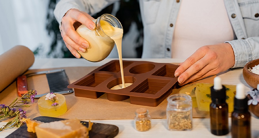 ગ્લોઇંગ સ્કિન માટે હોમમેઇડ DIY સાબુ: બજારના બ્યુટી પ્રોડક્ટ્સ છોડીને, ઘરે બનાવો સાબુ અને મેળવો કોમળ ત્વચા 3 shop