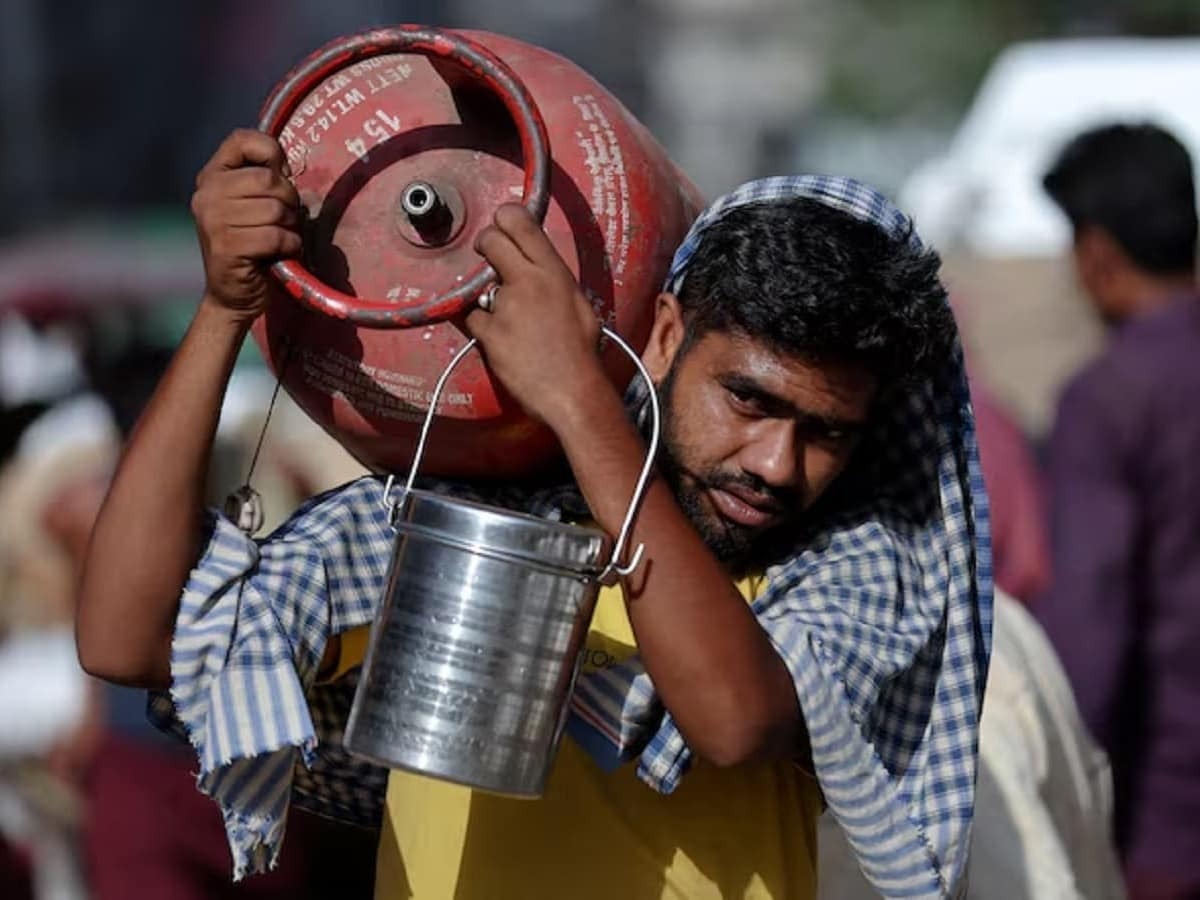 LPG Price - તહેવારો પહેલા દુકાનદારોને રાહત, કોમર્શિયલ સિલિન્ડર સસ્તા થયા 3 WhatsApp Image 2025 11 01 at 9.20.27 AM