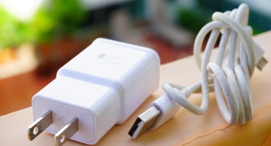 આવા ચાર્જર બની શકે છે ખતરો! સરકારે આપી ચેતવણી, જણાવ્યું કેવો હોવો જોઈએ ફોનનો ચાર્જર 2 chargers