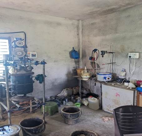 વલસાડના અટગામ પંથકમાં ગેરકાયદે ફેકટરીમાંથી 20 કરોડનું ડ્રગ્સ જપ્ત, ચાર આરોપીઓની ધરપકડ 2 WhatsApp Image 2025 11 06 at 5.49.06 PM