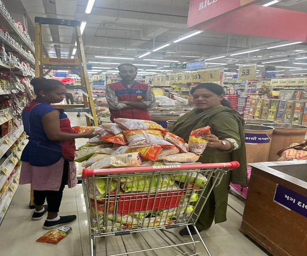 વલસાડના રિલાયન્સ સ્માર્ટ બજારમાં એક્સપાયરી ડેટવાળી વસ્તુઓ વેચાય છે! એક્સપાયરી ડેટ વાળી 9 વસ્તુઓનો સ્થળ પર જ નાશ કરાયો 2 WhatsApp Image 2025 11 06 at 10.09.13 PM 1