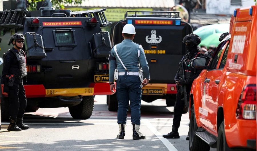 જુમ્માની નમાઝ વખતે ઇન્ડોનેશિયાની મસ્જિદમાં ભયાનક વિસ્ફોટ, કેલાપા ગેડિંગમાં અફરાતફરીનો માહોલ 3 indonesia