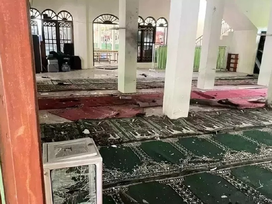 જુમ્માની નમાઝ વખતે ઇન્ડોનેશિયાની મસ્જિદમાં ભયાનક વિસ્ફોટ, કેલાપા ગેડિંગમાં અફરાતફરીનો માહોલ 2 indonesia1