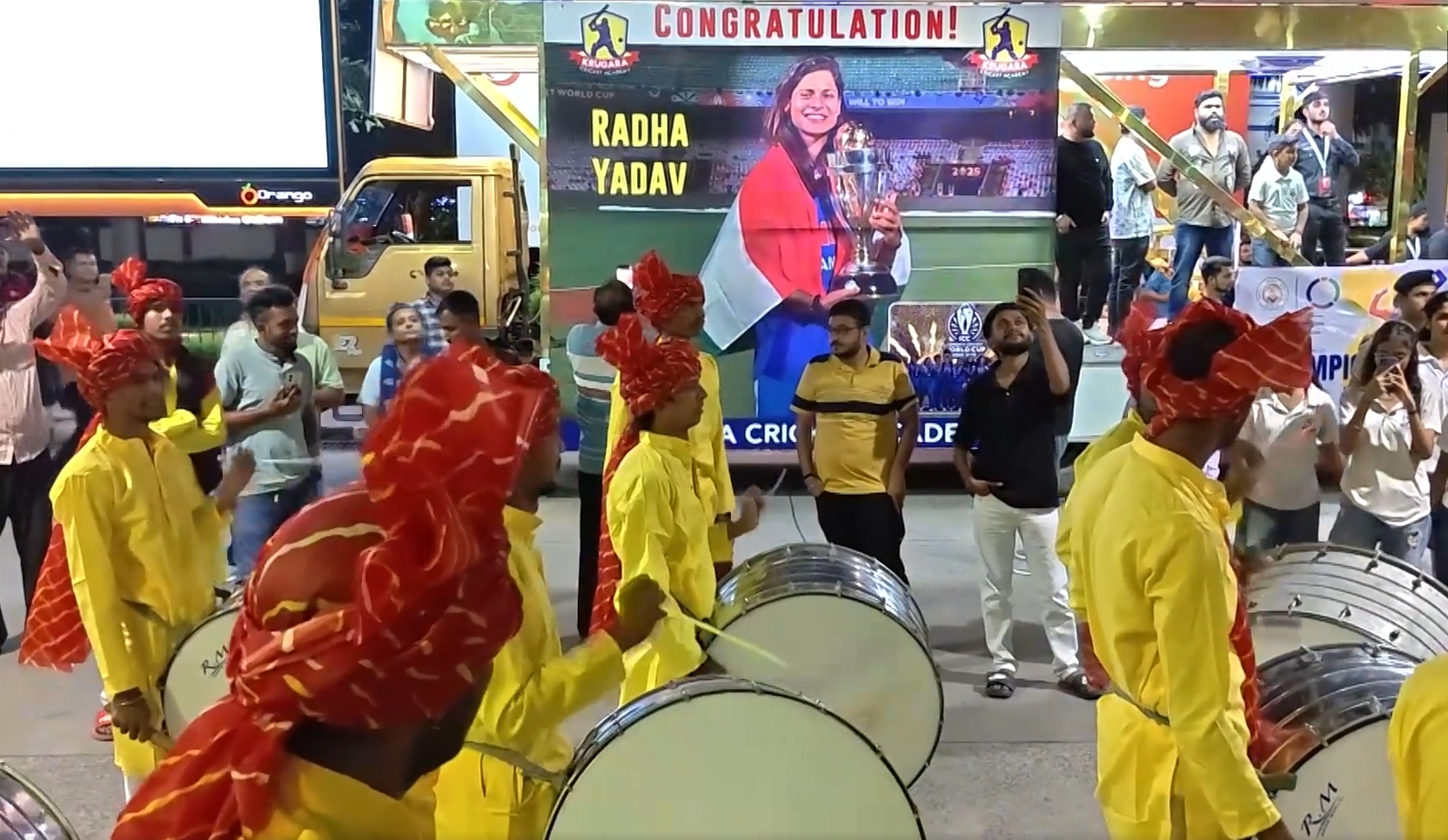 Radha Yadav World Cup Victory: રાધા યાદવના વર્લ્ડ કપ વિજય પછી વડોદરામાં મેગા રોડ શો, ચાહકોના ઉમળકા વચ્ચે દીકરીનું સન્માન 2 Radha Yadav World Cup Victory 1