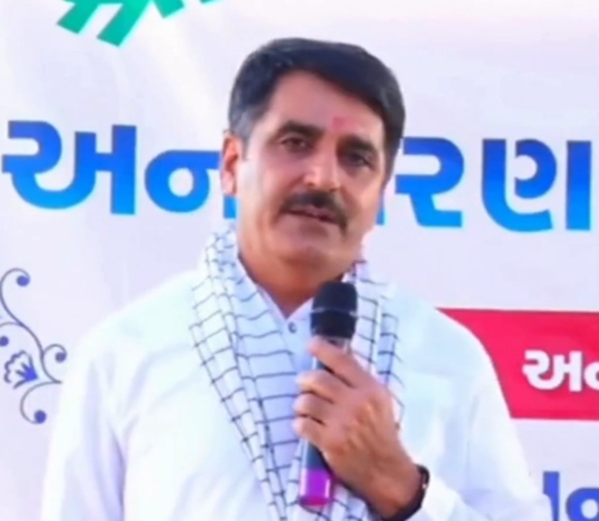Shankarbhai Chaudhary Geniben Thakor: ભાભર ખાતે રાજકીય સૌજન્યનું નવું દ્રશ્ય: શંકરભાઈ ચૌધરી અને ગેનીબેન ઠાકોર વચ્ચે સકારાત્મક સંવાદ 2 Screenshot 10 11 2025 12246 www.gujaratfirst.com 1
