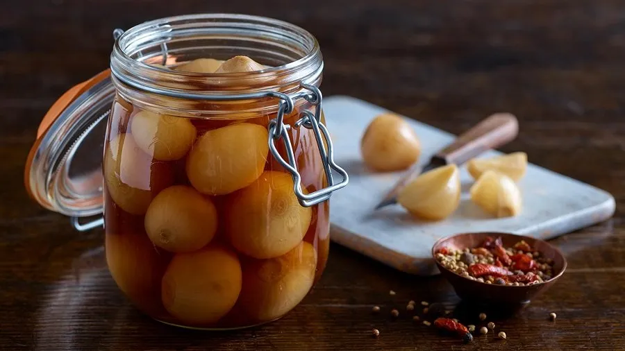 મિનિટોમાં તૈયાર કરો તીખું-મસાલેદાર ડુંગળીનું અથાણું, સ્વાદ એવો કે કંટાળાજનક ભોજન પણ બની જાય સ્વાદિષ્ટ! 3 pickel12.jpg