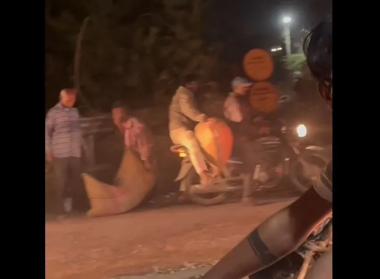 Surendranagar truck accident 2.png