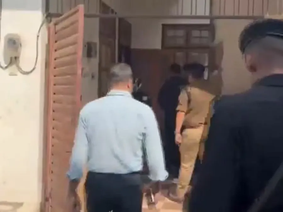 દિલ્હી બોમ્બ બ્લાસ્ટ કેસમાં મોટો ખુલાસો: એક નહીં, બે કારમાં આવ્યા હતા શંકાસ્પદો! આખરે ક્યાં ગઈ લાલ રંગની 'ઈકો સ્પોર્ટ્સ' કાર? 3 dr.jpg