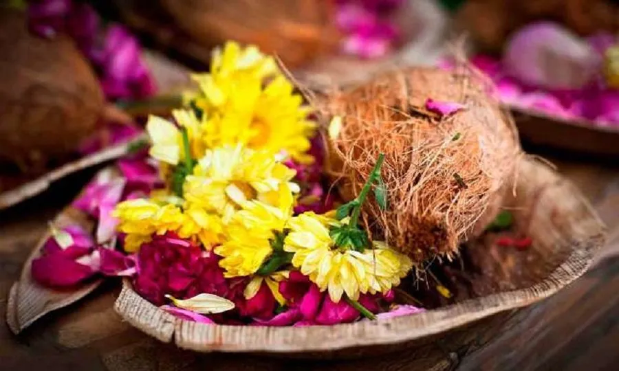 પૂજામાં ફૂલો અર્પણ કરતાં પહેલાં રાખો આ બાબતોનું ખાસ ધ્યાન 2 pooja rules