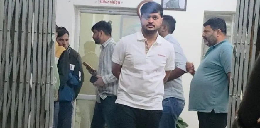 અમિત ખૂંટ કેસમાં 6 મહિના પછી રાજદીપસિંહ જાડેજાનું સરેન્ડર, કોર્ટનો જુનાગઢ જેલ હવાલે કરવાનો આદેશ 3 Amit Khunt Case 1.jpeg