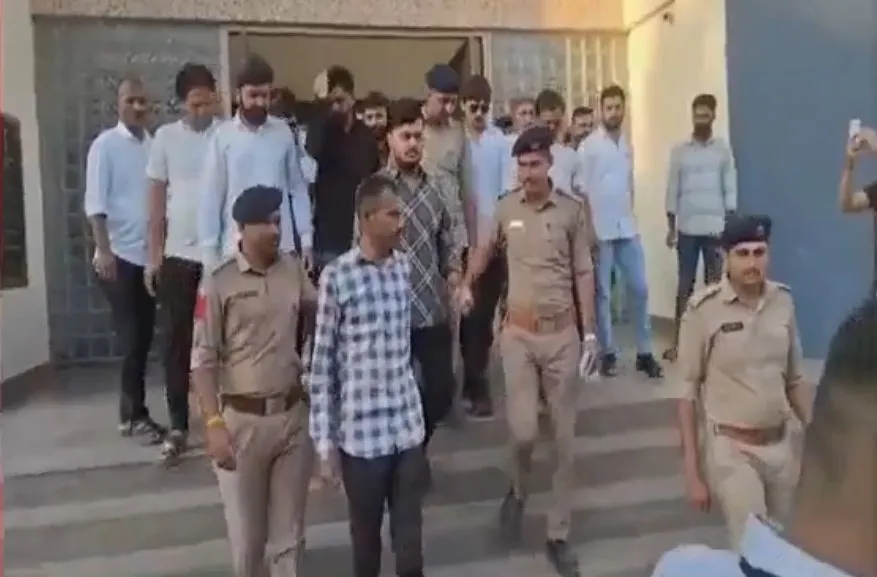 અમિત ખૂંટ કેસમાં 6 મહિના પછી રાજદીપસિંહ જાડેજાનું સરેન્ડર, કોર્ટનો જુનાગઢ જેલ હવાલે કરવાનો આદેશ 2 Amit Khunt Case 2.jpeg