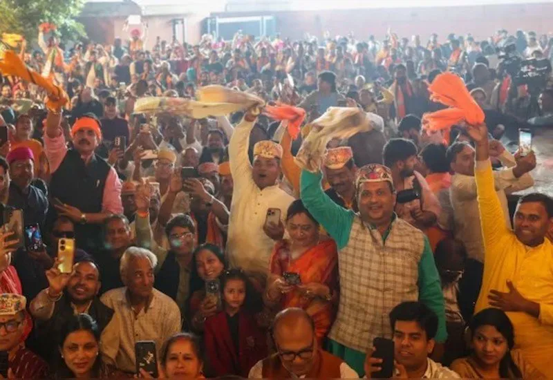 બિહાર વિધાનસભા ચૂંટણીમાં NDAની પ્રચંડ જીત બાદ પોરબંદરમાં ફટાકડાઓ અને મીઠાઈ સાથે ઉત્સાહભરી ઉજવણી 3 Bihar Election NDA victory 2.jpg