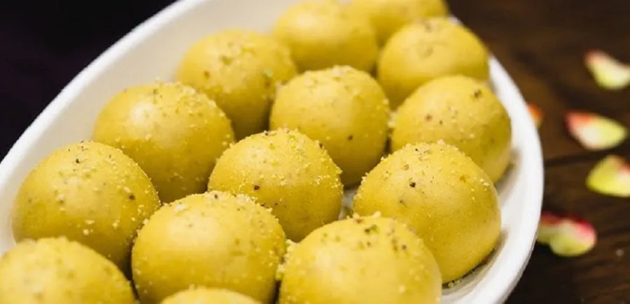 શિયાળાની ખાસ મીઠાઈ: ઘરે બનાવો બેસન-ગુંદરના પૌષ્ટિક લાડુ 3 laddu.jpg