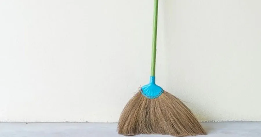 ઘરમાં સાવરણી રાખવાના સાચા નિયમો કયા છે? એક નાની ભૂલ જીવનમાં લાવે છે ગરીબી અને દરિદ્રતા 3 vastu tips