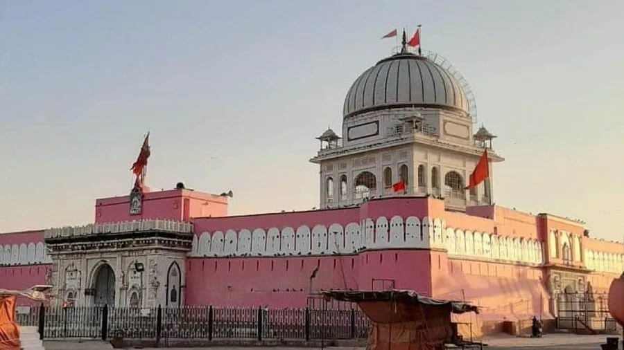 જયપુર-ઉદયપુરને ભૂલી જાઓ! આ વિન્ટર સીઝનમાં બનાવો બીકાનેરનો પ્લાન; તમારું દિલ ખુશ કરી દેશે આ 5 અદ્ભુત સ્થળો! 3 mandir.jpg