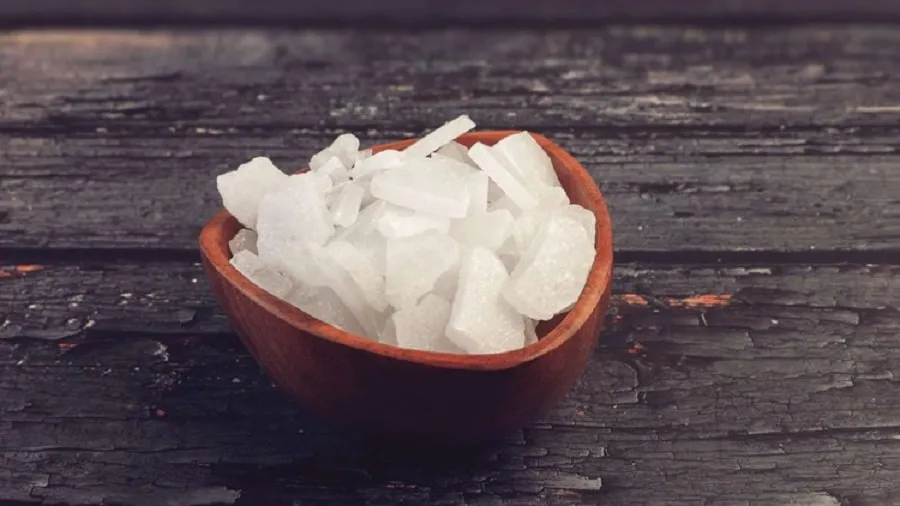 ઘરમાં કપૂર સળગાવવાથી દૂર થાય છે વાસ્તુ દોષ, જાણો તેના ચમત્કારી લાભ 2 Camphor