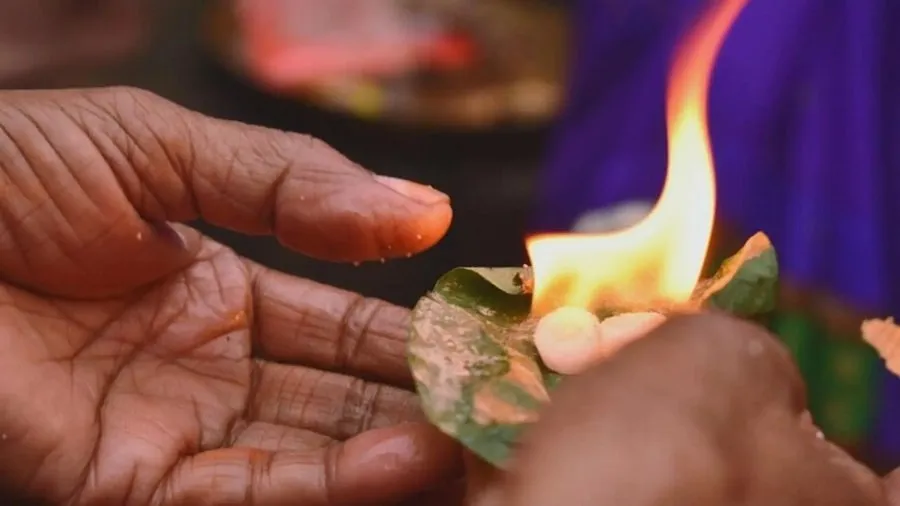 ઘરમાં કપૂર સળગાવવાથી દૂર થાય છે વાસ્તુ દોષ, જાણો તેના ચમત્કારી લાભ 3 Camphor