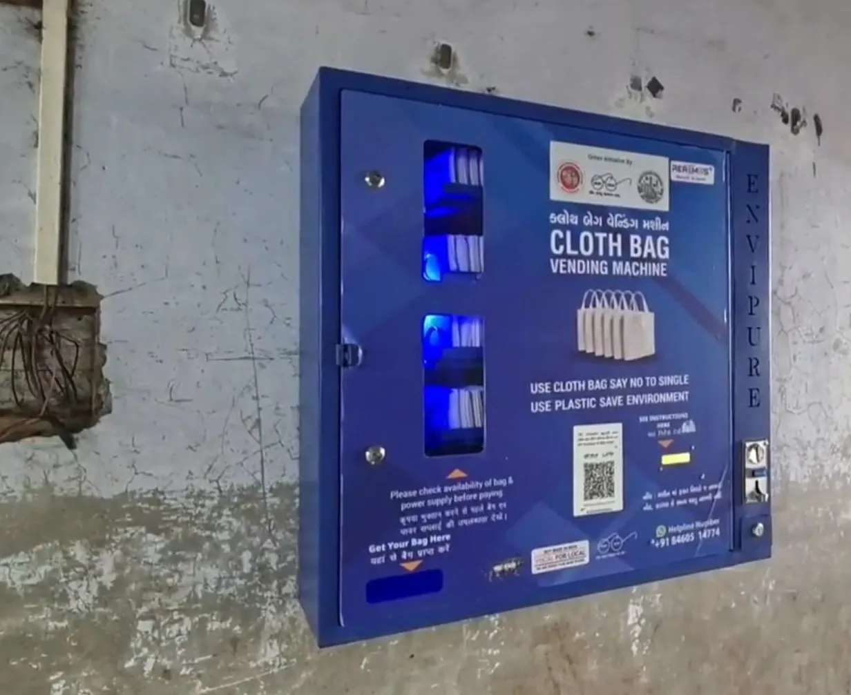 નવસારીમાં પ્લાસ્ટિક મુક્ત મિશન તેજ બન્યું: શાકભાજી માર્કેટમાં કાપડ થેલી વેન્ડિંગ મશીનથી નવી હરિત પહેલ 2 Navsari cloth bag vending machine 1.jpeg