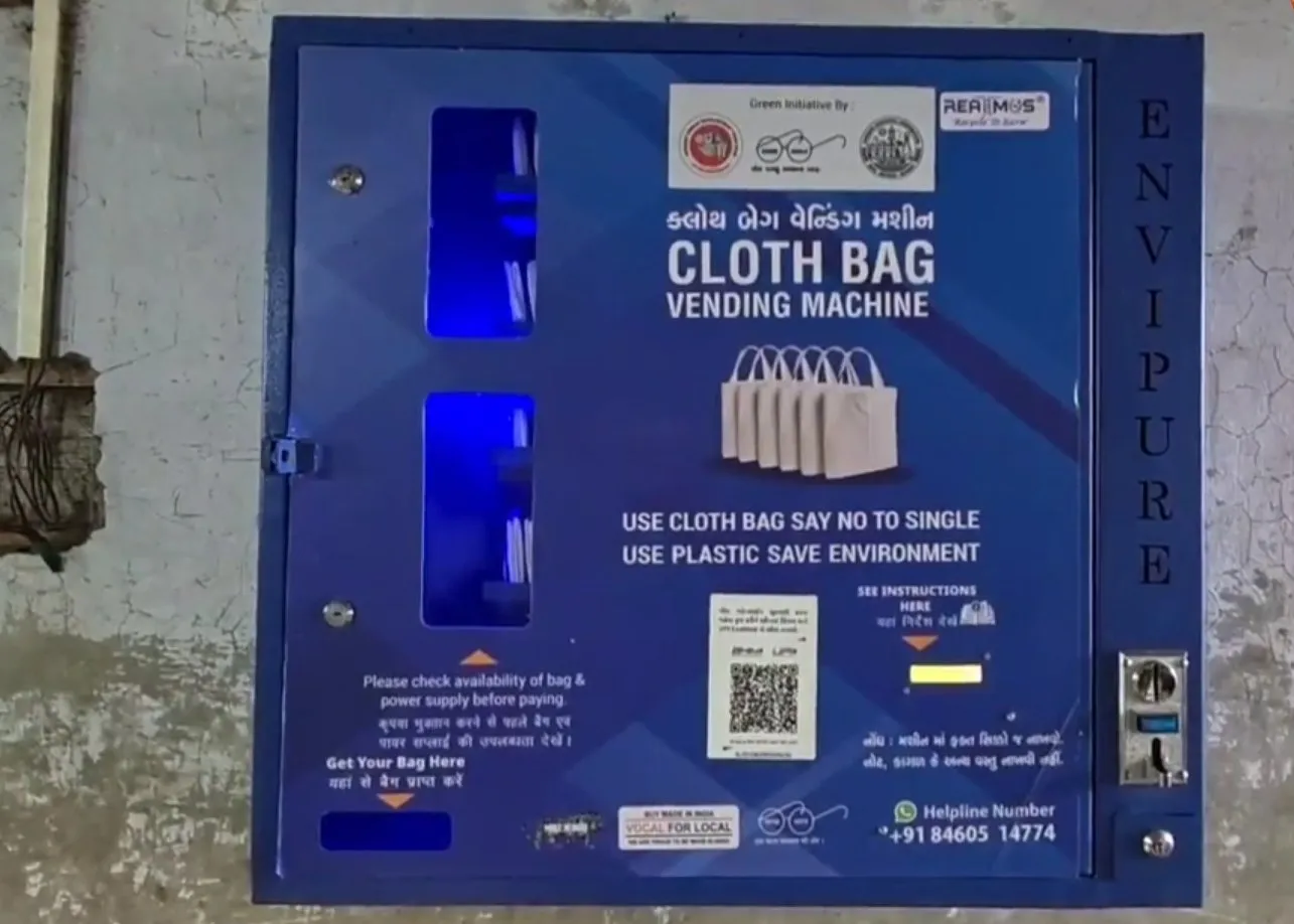 નવસારીમાં પ્લાસ્ટિક મુક્ત મિશન તેજ બન્યું: શાકભાજી માર્કેટમાં કાપડ થેલી વેન્ડિંગ મશીનથી નવી હરિત પહેલ 3 Navsari cloth bag vending machine 2.jpeg