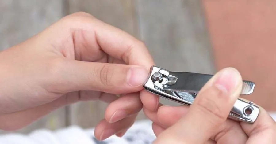 આ ૪ દિવસોમાં ભૂલથી પણ નખ ન કાપો, ઘરમાં આવી શકે છે ગરીબી! 2 Nails Cutting Rule