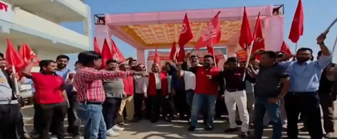 અમદાવાદમાં રેલ કર્મચારીઓનું ઉગ્ર પ્રદર્શન: લોકો પાયલટની પડતર માગણીઓને લઈને WREUનો વિરોધ તેજ 2 Railway Staff Protest 1.jpeg