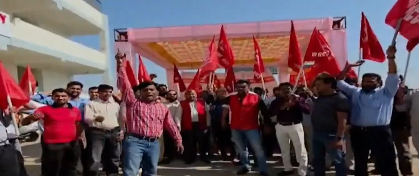 અમદાવાદમાં રેલ કર્મચારીઓનું ઉગ્ર પ્રદર્શન: લોકો પાયલટની પડતર માગણીઓને લઈને WREUનો વિરોધ તેજ 3 Railway Staff Protest 2.jpeg