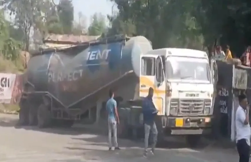 છોટાઉદેપુર–પાવીજેતપુર માર્ગ પર LCBની મોટી કાર્યવાહી, ટેન્કરમાંથી કરોડોનો દારૂ ઝડપાયો 3 gujarat liquor smuggling crackdown 1.jpeg