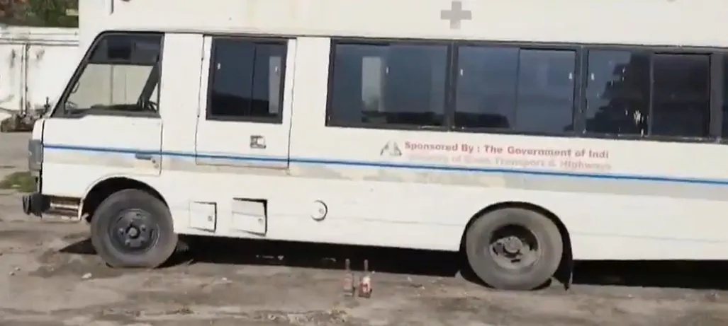 રાજકોટ સિવિલ હોસ્પિટલની પાર્ક કરેલી એમ્બ્યુલન્સમાંથી દારૂની ખાલી બાટલીઓ મળતા હોસ્પિટલ વહીવટ પર ફરી ઊભા થયા સવાલો 2 rajkot civil ambulance misuse 1.jpeg