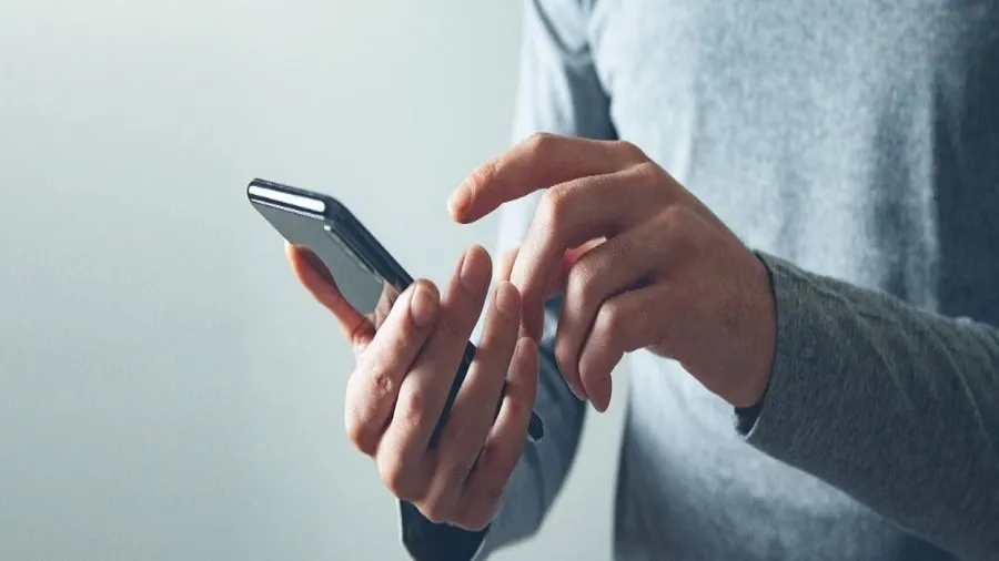 પેરેન્ટ્સને સ્માર્ટફોનના આ 5 ફીચર્સ વિશે ચોક્કસ જણાવો, મુશ્કેલીમાં આવશે કામ! 3 Smartphone Features