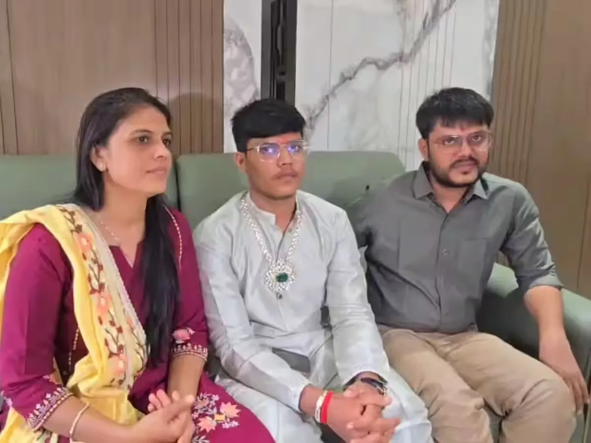 અઢાર વર્ષની ઉંમરે લક્ઝરી સુખો છોડીને જશ મહેતાનું સંન્યાસી જીવન તરફ પ્રેરક પગલું 3 jash mehta diksha 2.png