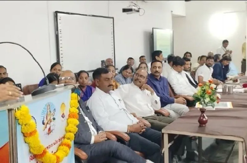 એક સમયની હીરા નગરી પાલનપુરમાં આજે મંદીનો માર, રત્ન કલાકારોનું જીવન અસ્થિર 3 palanpur diamond industry crisis 3.jpg