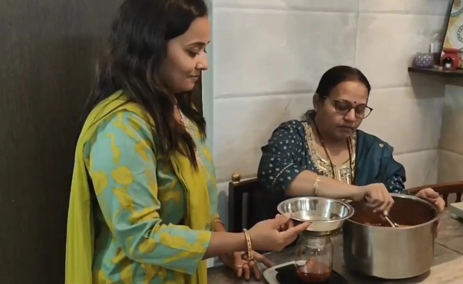 અમરેલીની સાસુ–વહુની જોડીએ અથાણાંના વ્યવસાયથી ઊભું કર્યું સફળતાનું મોડેલ 2 amreli women pickle business.jpeg