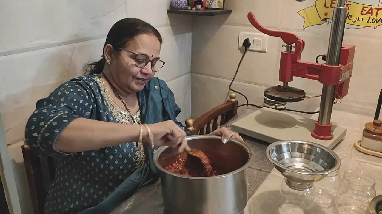 અમરેલીની સાસુ–વહુની જોડીએ અથાણાંના વ્યવસાયથી ઊભું કર્યું સફળતાનું મોડેલ 3 amreli women pickle business.png